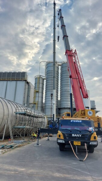 SM-Crane.com สายสมร ให้เช่าเครน 10 - 600 ตัน 11 รภเครนให้เช่าชลบุรี ยกถังขนาดใหญ่